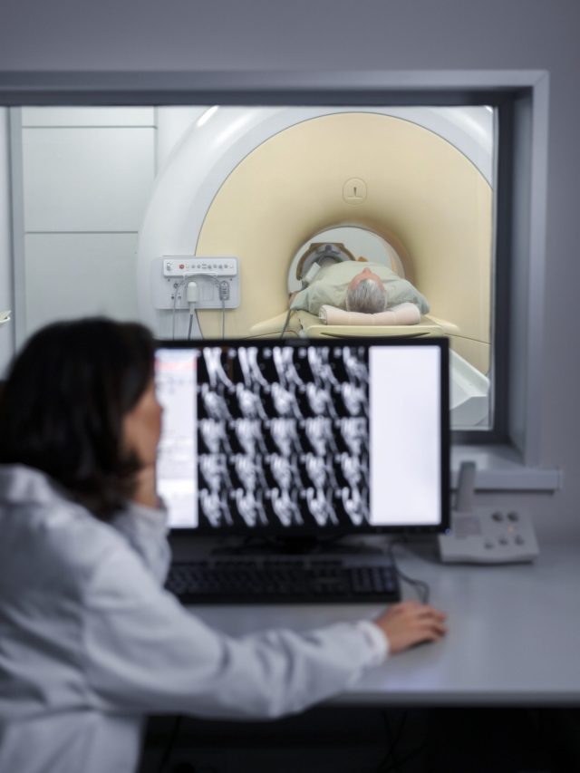 doctor-looking-ct-scan
