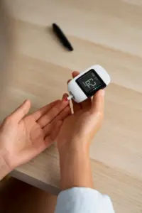 fpkdl.com_960_1761637930_diabetic-person-checking-their-glucose-level_52683-135680