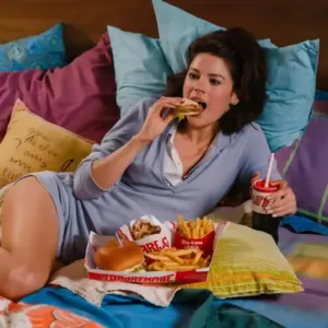 fpkdl.com_960_1761646681_woman-eats-fast-food-bed_926199-3015419