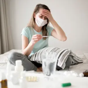 fpkdl.com_960_1761646802_woman-wearing-mask-having-fever_23-2148506051 (1)